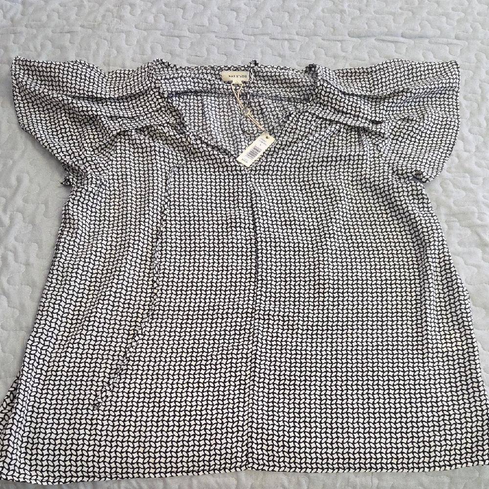 Max Studio Chic Black and White Short Flutter Sleeve Top. Nwt